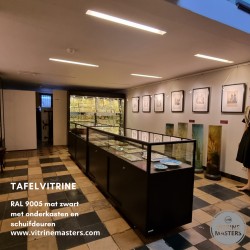 Tafelvitrine met onderkast prijs op aanvraag