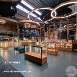 Lage vitrine met onderkast prijs op aanvraag