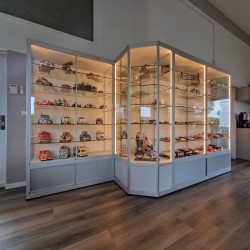 Hoekvitrine / prijs op aanvraag Hoekvitrine / prijs op aanvraag
