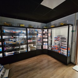 Hoekvitrinekast / prijs op aanvraag Hoekvitrinekast / prijs op aanvraag