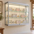 Wandvitrinekast met ledstrips 80x90x30 cm - sfeerbeeld