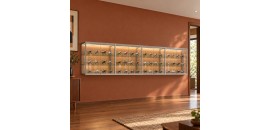 Wand Vitrinekast met ledstrips 80x400x30 cm - sfeerbeeld