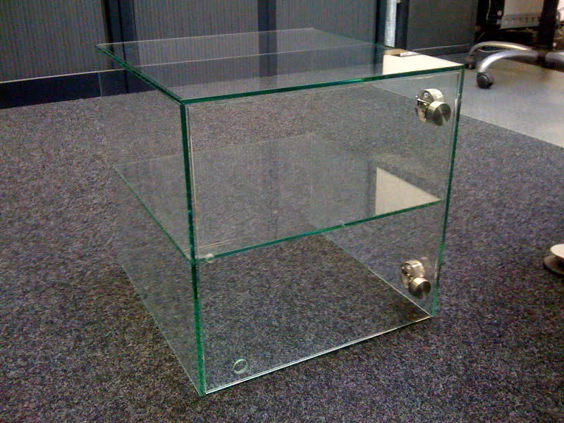Kleine kubus vitrine