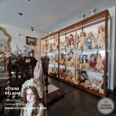 Vitrine in opbouw