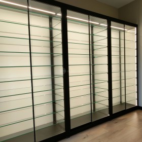 Vitrine met extra legborden