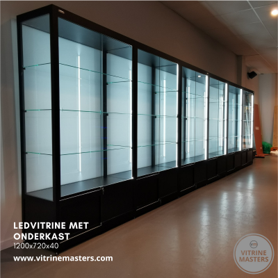 Vitrine met fotowand
