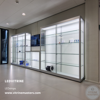 Vitrine met vaandel