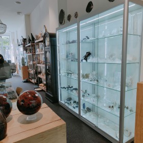 Vitrine mineralen winkel breda