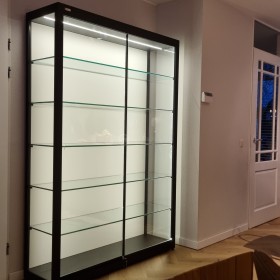 Vitrine voor in gang