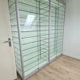 Vitrine wit extra vakken