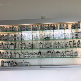 Vitrinekast klm huisjes