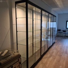 Vitrinekast led spots werkkamer