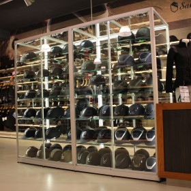 Vitrinekast met glazen plafond en ledstrips
