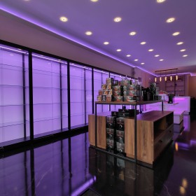 Vitrinekast rgb koffieshop