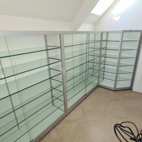 Vitrinekast schuine hoek
