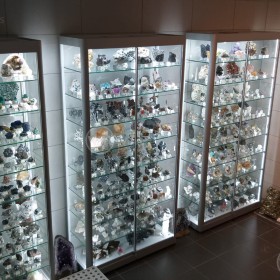 Vitrinekast stenen winkel