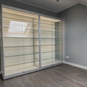 Vitrinekast warm wit woonkamer