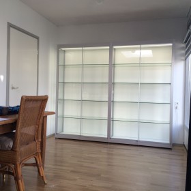 Vitrinekast witte wand