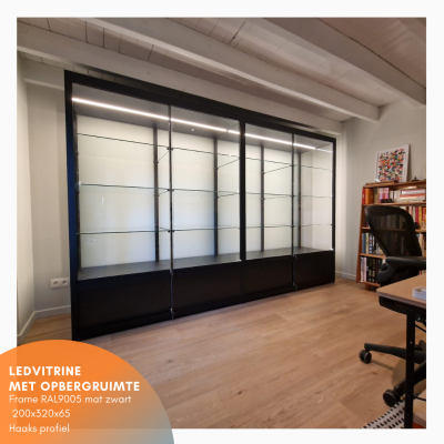 1x vitrine met opbergruimte 200x320x65